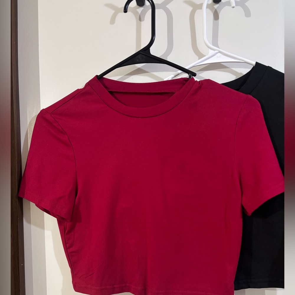 ⭕️Amazon Red and Black Crop T-Shirts Short Sleeve - Picture 2 of 2